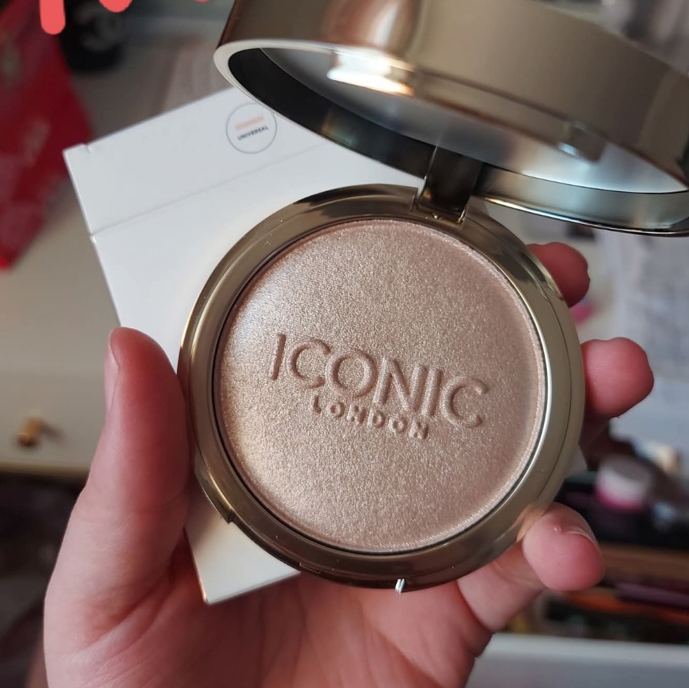 ICONIC London Illuminator in Shimmering Gold